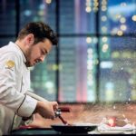 Pollo Castillo Instagram - FINALMENTE FINALISTA MASTERCHEF ! ❤️👨🏻‍🍳pena x dejar atrás a gandalf mi mentor gastón , pero feliz de haber llegado hasta acá, siempre con buen ánimo y energía. el mayor premio ya lo gané que fue conocerlos a todos y vivir esta experiencia única llena de aprendizaje ❤️ gracias x el apoyo de todos y todas quienes siguen el programa 👏👏🙌 y siempre se puede dar vuelta la tortilla. ✨ en el colegio pasé de promedio 4 a 7 en matemáticas, cuando me la creí en 3medio. en la universidad pasé de un año echarme todos los ramos a sacar la carrera mientras trabajaba.. porque me la creí. y ahora pasé de no saber hacer un huevo frito a ser finalista de masterchef. no sabría describir como funciona la mente, ni la energía en el momento que uno se plantea las cosas, es como si mágicamente uno pudiera atraer las cosas, lo que sí fue factor común en todos esos puntos fue el creer, creer como si en verdad fuese a pasar y cuando pasaba miraba hacía atrás y me daba cuenta de todo el cansancio, esfuerzo y claridad que traía. Entendí que no hay mata sin carrera y que la pista de carrera la escoge uno. ni nosotros mismos sabemos lo capaces que podemos llegar a ser. #muchotexto #nadaesimposibleniunawea