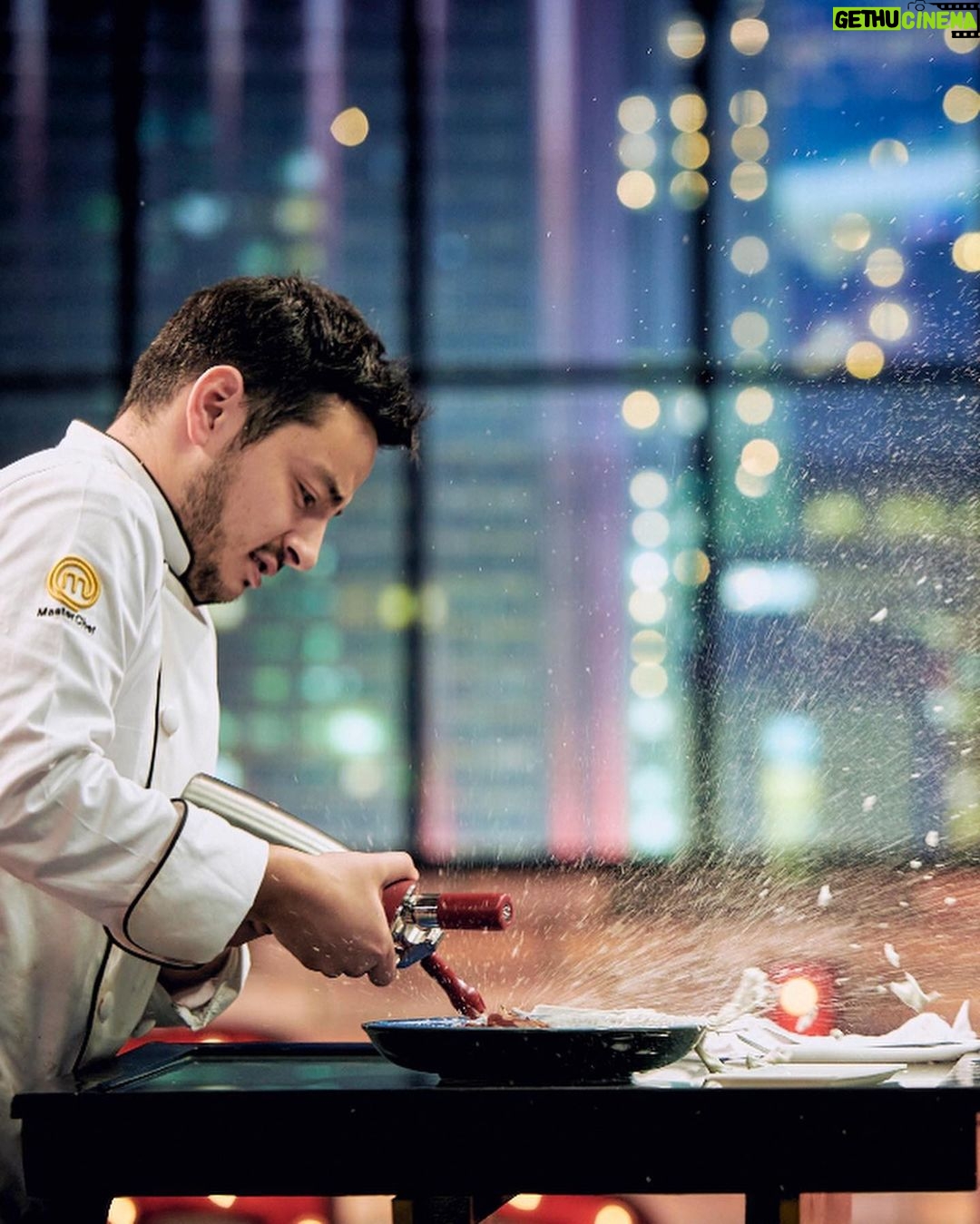 Pollo Castillo Instagram - FINALMENTE FINALISTA MASTERCHEF ! ❤️👨🏻🍳pena x dejar atrás a gandalf mi mentor gastón , pero feliz de haber llegado hasta acá, siempre con buen ánimo y energía. el mayor premio ya lo gané que fue conocerlos a todos y vivir esta experiencia única llena de aprendizaje ❤️ gracias x el apoyo de todos y todas quienes siguen el programa 👏👏🙌 y siempre se puede dar vuelta la tortilla. ✨ en el colegio pasé de promedio 4 a 7 en matemáticas, cuando me la creí en 3medio. en la universidad pasé de un año echarme todos los ramos a sacar la carrera mientras trabajaba.. porque me la creí. y ahora pasé de no saber hacer un huevo frito a ser finalista de masterchef. no sabría describir como funciona la mente, ni la energía en el momento que uno se plantea las cosas, es como si mágicamente uno pudiera atraer las cosas, lo que sí fue factor común en todos esos puntos fue el creer, creer como si en verdad fuese a pasar y cuando pasaba miraba hacía atrás y me daba cuenta de todo el cansancio, esfuerzo y claridad que traía. Entendí que no hay mata sin carrera y que la pista de carrera la escoge uno. ni nosotros mismos sabemos lo capaces que podemos llegar a ser. #muchotexto #nadaesimposibleniunawea