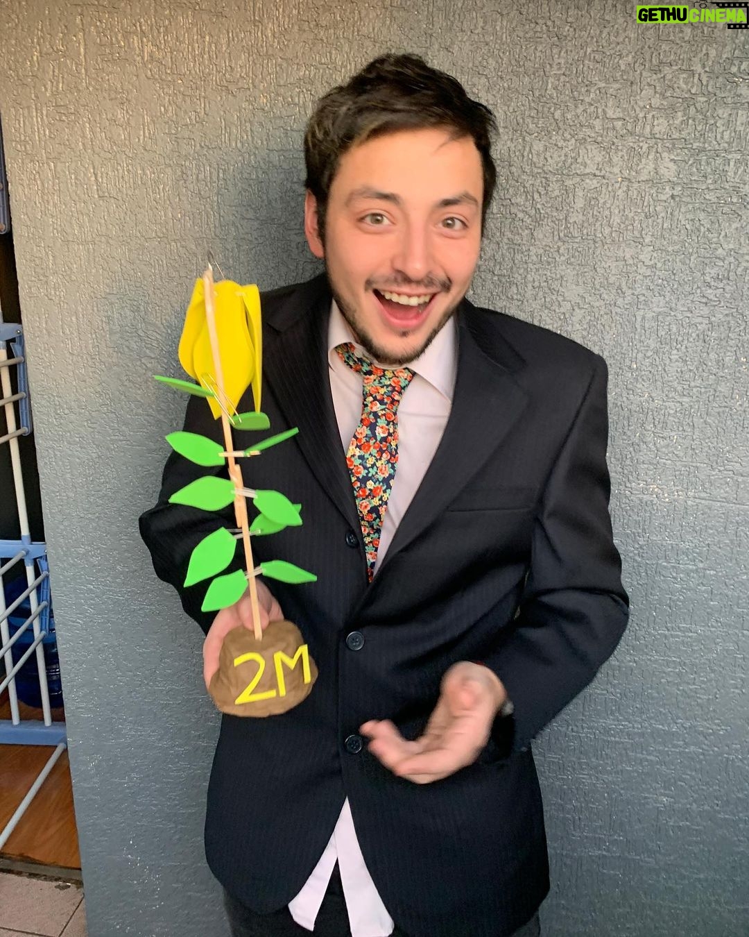 Pollo Castillo - 306.6K Likes - ❤️2millones de seguidores 🤩
y para celebrar hice mi propio copihue 🥲.
Ha sido un viaje largo de 6 años haciendo lo mismo cada semana, soy un afortunado de que mi esfuerzo y corazón han sido siempre bien recibidos. No niego que hay días tristes, días que no tengo ganas de nada, como a todos nos pasa, pero así como yo he podido contentar en malos días, también lo siento de parte de ustedes, con su buena onda en la calle, alguna foto o un simple mensaje diciendo que les hice el día. Eso me recarga de energía y me demuestra lo mágico que es poder hacer reír.
Hagas lo que hagas asegúrate de encontrar esos momentos de felicidad y de estrujarlos al máximo, serán los recuerdos más vivos que quedarán.
Gracias infinitas a tod@s quienes me apoyan en mis proyectos,porque también son
parte se esto.
Les dedico este autopremio a todos quienes cumplen un rol parecido, desde el/la amig@ que hace reír en su grupo de
amig@s hasta la página de memes.
Por último una frase que encontré en un meme y que luego rectifiqué que fuese real:
“No nos reímos porque somos felices, estamos felices porque reímos”. William James
#muchotexto