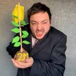 Pollo Castillo Instagram - ❤️2millones de seguidores 🤩 y para celebrar hice mi propio copihue 🥲. Ha sido un viaje largo de 6 años haciendo lo mismo cada semana, soy un afortunado de que mi esfuerzo y corazón han sido siempre bien recibidos. No niego que hay días tristes, días que no tengo ganas de nada, como a todos nos pasa, pero así como yo he podido contentar en malos días, también lo siento de parte de ustedes, con su buena onda en la calle, alguna foto o un simple mensaje diciendo que les hice el día. Eso me recarga de energía y me demuestra lo mágico que es poder hacer reír. Hagas lo que hagas asegúrate de encontrar esos momentos de felicidad y de estrujarlos al máximo, serán los recuerdos más vivos que quedarán. Gracias infinitas a tod@s quienes me apoyan en mis proyectos,porque también son parte se esto. Les dedico este autopremio a todos quienes cumplen un rol parecido, desde el/la amig@ que hace reír en su grupo de amig@s hasta la página de memes. Por último una frase que encontré en un meme y que luego rectifiqué que fuese real: “No nos reímos porque somos felices, estamos felices porque reímos”. William James #muchotexto