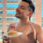 Pollo Castillo Instagram - finalmente llegaron los 30 🥹🎂. profundizaría un poco más, pero me dio sueño post almuerzo.