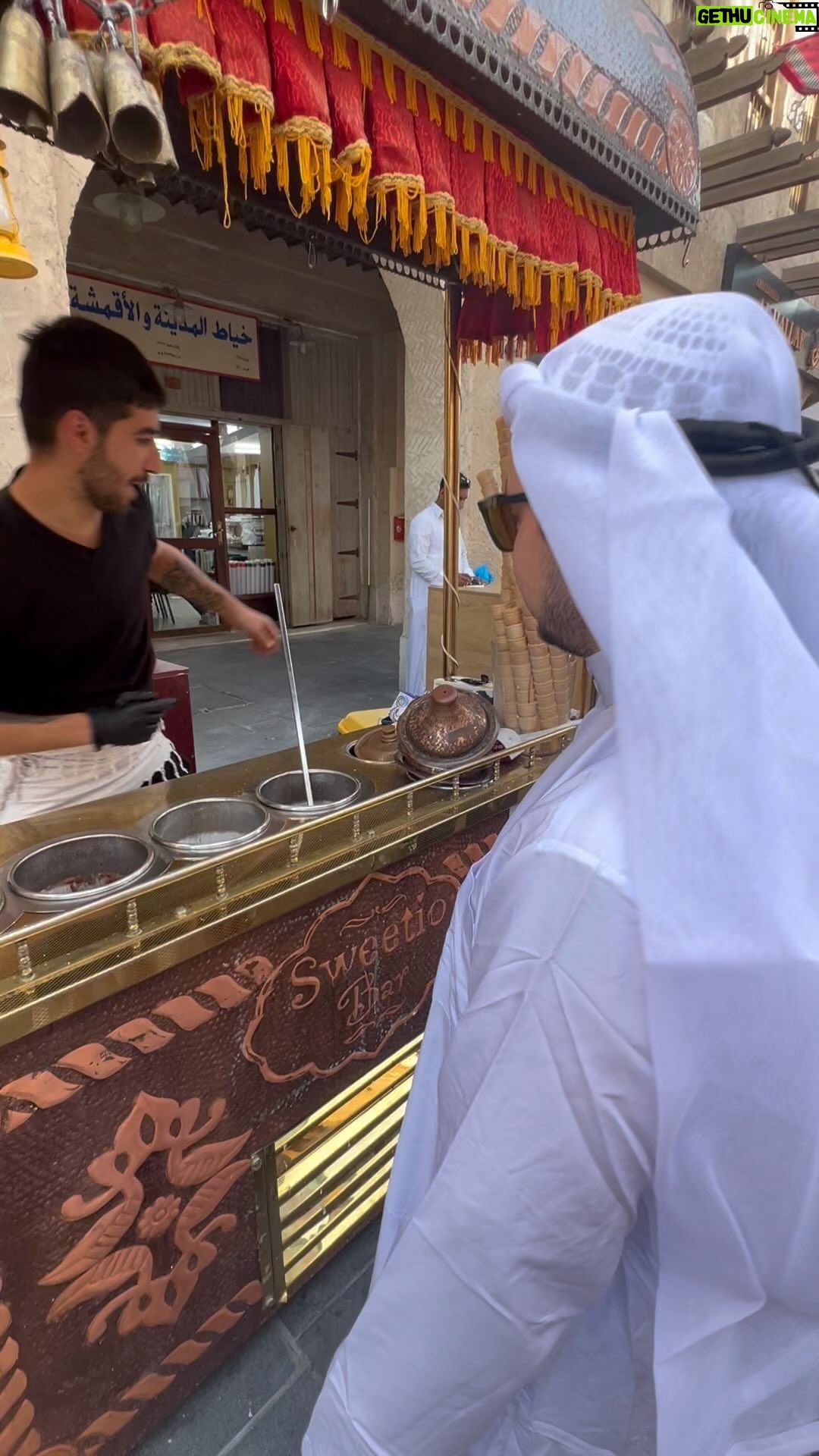 Pollo Castillo Instagram - turista promedio Qatar.