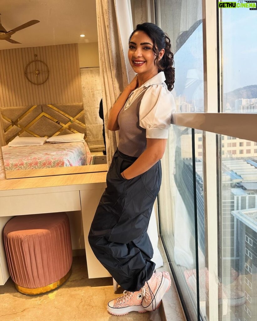 Pooja Banerjee Instagram - My playful mood and thought was perfectly summed up by @rezachirag and @sachinmakeupartist1 thank you for styling me @rezachirag and putting the perfect touch to it :) Mumbai, Maharashtra