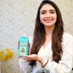Pooja Banerjee Instagram - Bath time is playful and nurturing for me & @sanassejwaal, thanks to @mamaearth’s Milky Soft Head To Toe Wash. It’s a tear-free 2-in-1 shampoo and cleanser with natural ingredients like milk proteins, oats, and calendula. It comes with Made Safe Certification and the best part is it is mamma approved. #MilkySoft #MamaApproved #MadeSafe #Ad