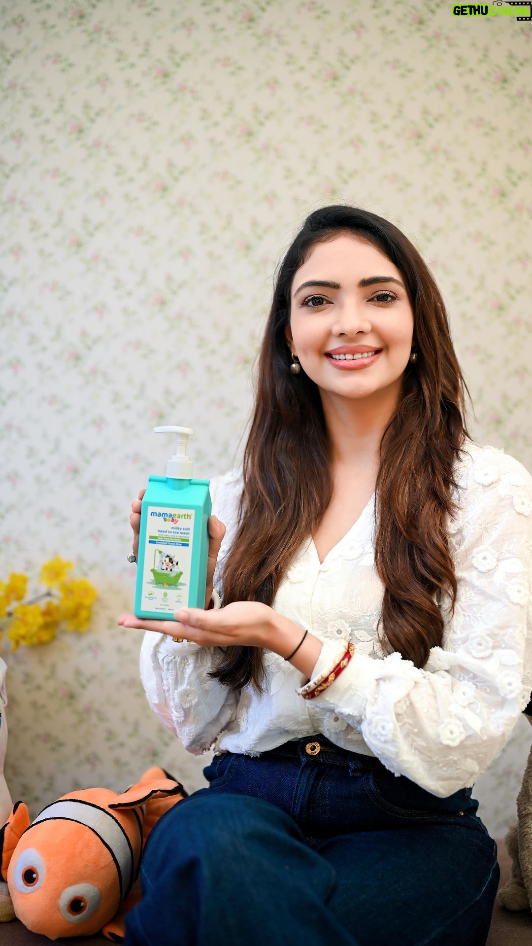 Pooja Banerjee Instagram - Bath time is playful and nurturing for me & @sanassejwaal, thanks to @mamaearth’s Milky Soft Head To Toe Wash. It’s a tear-free 2-in-1 shampoo and cleanser with natural ingredients like milk proteins, oats, and calendula. It comes with Made Safe Certification and the best part is it is mamma approved. #MilkySoft #MamaApproved #MadeSafe #Ad