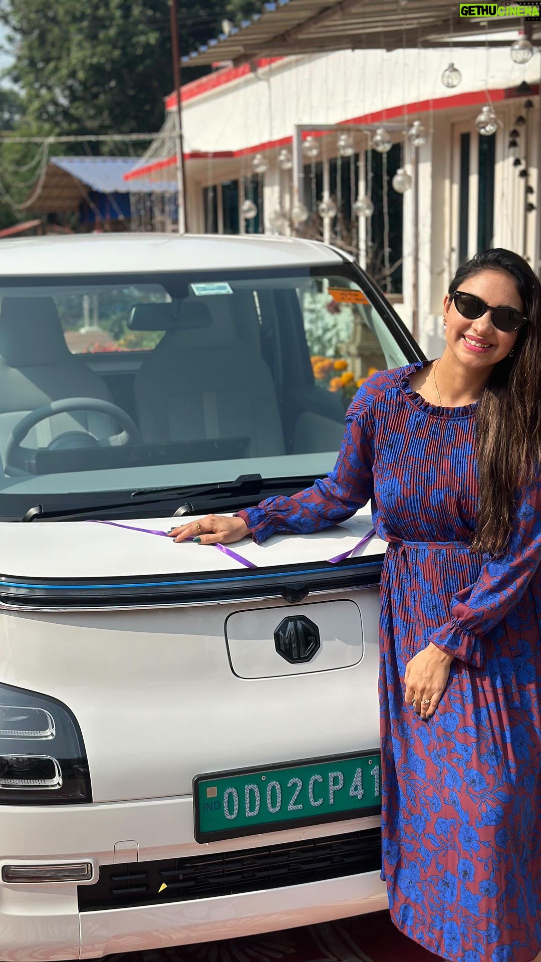 Pooja Banerjee Instagram - I love the way 2024 has started 🤍 Always grateful ✨ @mgmotorin ❣️ #newyear #newbeginnings #mgmotorindia #mgcometev #mgmotorindia #electricvehiclesarethefuture #reels thank you @youcancallmeanshul for felicitating this .