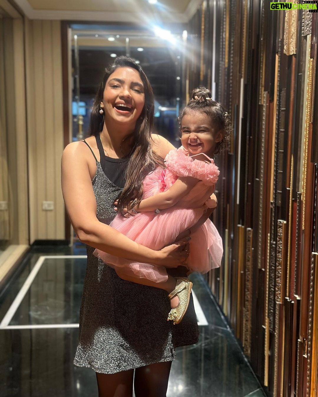 Pooja Banerjee Instagram - Date night ready #MammaAndSana #MammaofSana now waiting for papa @sandeepsejwal to join us ππβ€οΈ #valentines managed to get ready and make Sana ready on time to surprise papa π΄ date night is doubled up for @sandeepsejwal