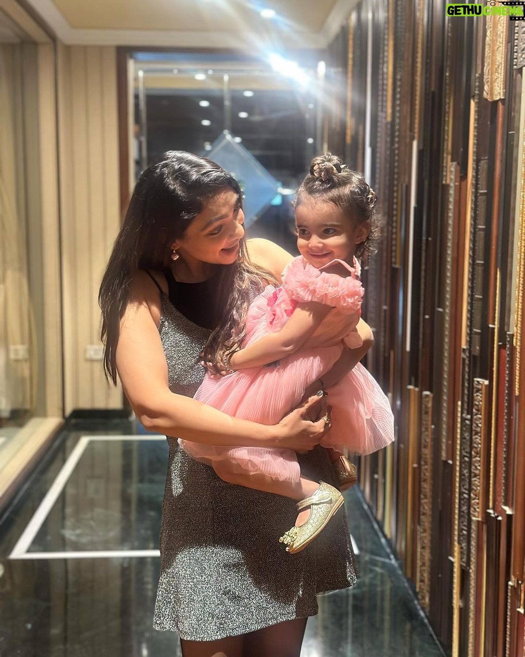 Pooja Banerjee Instagram - Date night ready #MammaAndSana #MammaofSana now waiting for papa @sandeepsejwal to join us ππβ€οΈ #valentines managed to get ready and make Sana ready on time to surprise papa π΄ date night is doubled up for @sandeepsejwal