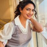 Pooja Banerjee Instagram - My playful mood and thought was perfectly summed up by @rezachirag and @sachinmakeupartist1 thank you for styling me @rezachirag and putting the perfect touch to it :) Mumbai, Maharashtra