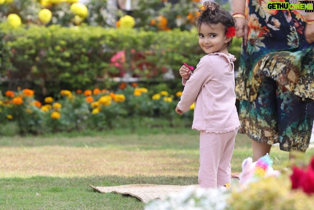 Pooja Banerjee Instagram - Happiness is watching her smile @sanassejwaal #babygirl #mammaofSana #sanaSSejwaal #PoojaBanerjii #GirlsofInstagram #babygirl #girlmom
