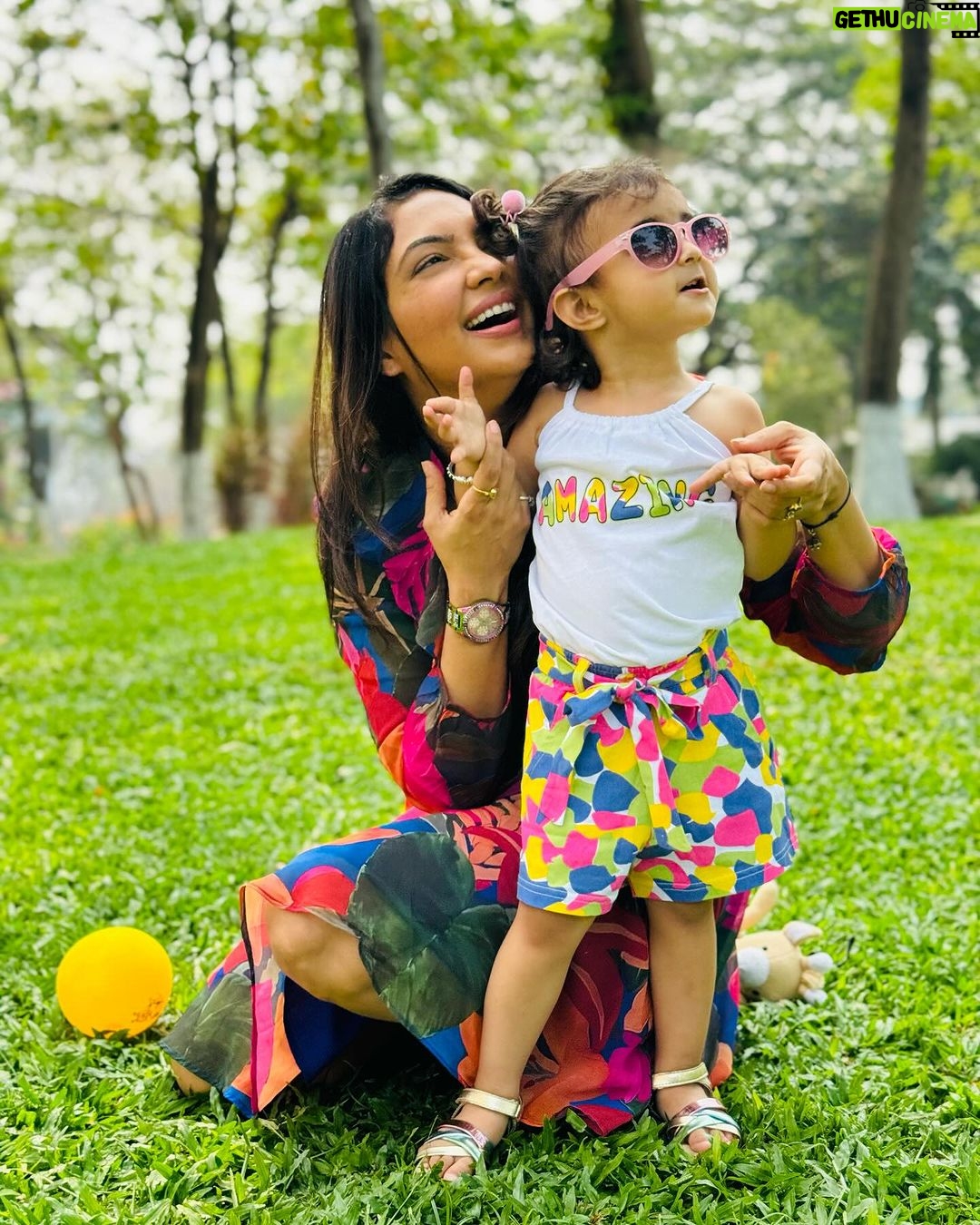 Pooja Banerjee Instagram - SUMMERising my day with my baby gurl. As summer is already here, mamma of Sana and Sana decided to take a walk in the park with shades on and some cool outfits from @firstcry. Honestly I was pretty late in updating her summer wardrobe but thanks to @firstcryindia I ordered her clothes from the luxury of sitting at home and voila they got delivered at my doorstep super fast (faster than the summer arrived here) If you want to update your summer wardrobe then add my special code “POOJABSS24” on @firstcryindia to get additional 50% off on fashion and 42% on everything else on @firstcryindia #HappyShopping @sanassejwaal