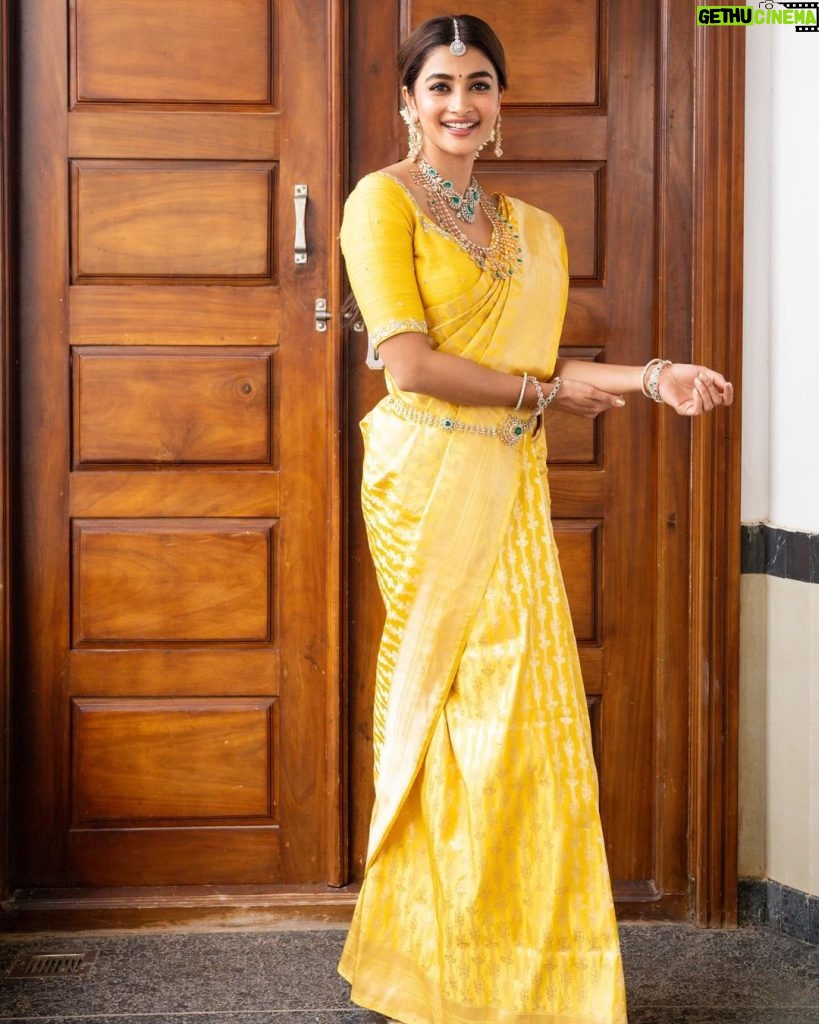 Pooja Hegde Instagram - The Mangalorian. 🤌🏼🌼🫡 #thisistheway #mangiweddings Mangalore,Karnataka