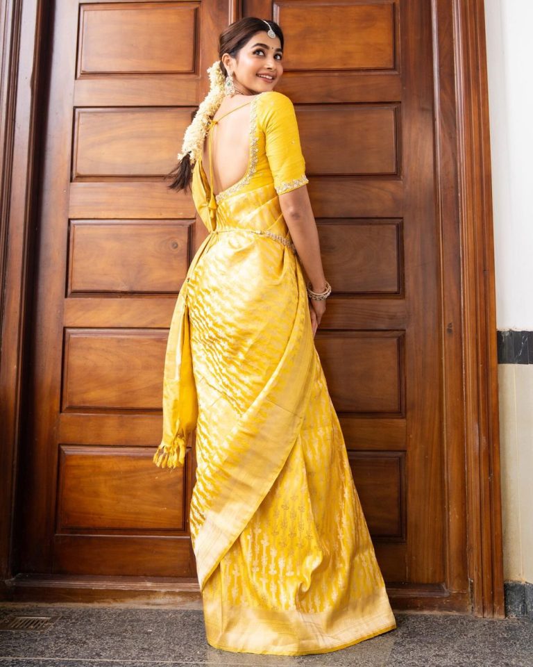 Pooja Hegde Instagram - The Mangalorian. 🤌🏼🌼🫡 #thisistheway #mangiweddings Mangalore,Karnataka