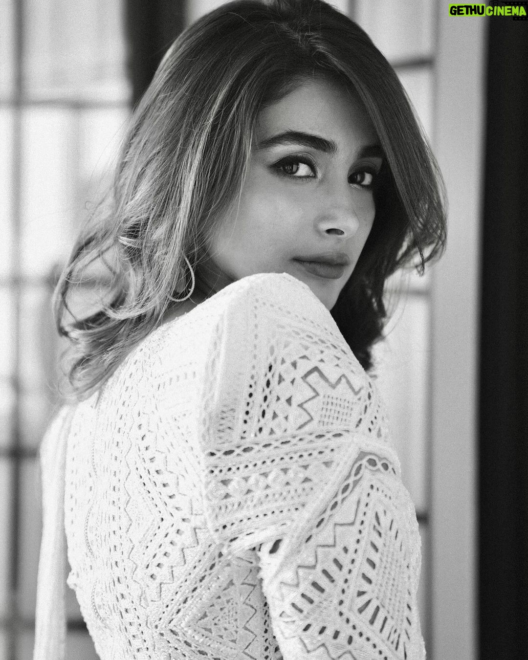 Pooja Hegde Instagram - Lookin’ like a neer dosa ☺️🤍🐼 #iykyk #served