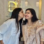 Pooja Sawant Instagram - This is a ‘Thank you’ post for @drbhagyashri_gupte and @dermavilla01 for making me believe to have a healthy skin .. Now I can step out literally with no make up ( of course with nice amount of moisturiser and sunscreen 🙈 ) Thank you for making @dermavilla01 my happy place ♥️ Happy to be part of ‘ Be beautiful with Dr. Bhagyashri’