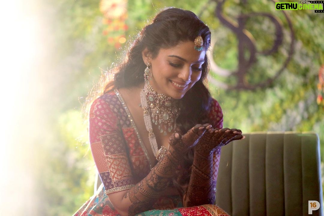 Pooja Sawant Instagram - 🧿🧿🧿 Mehendi by @tejal_henna_art Styled by- @styledbyshakti Outfit by- @narayaniofficial_ Jewellery by @kalyanjewellers_official Pictures @p16studios @prathmeshrangolephotography Make up @vrushti_harkare Hair @devendra.pushpa Event planner @bhagatamol Decor @vighnaharta_arts_lalbaug Event management @a3eventsandmedia