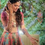 Pooja Sawant Instagram - रंग माळीयेला 💫 Mehendi by @tejal_henna_art Styled by- @styledbyshakti Outfit by- @narayaniofficial_ Jewellery by @kalyanjewellers_official Pictures @p16studios @prathmeshrangolephotography Make up @vrushti_harkare Hair @devendra.pushpa Event planner @bhagatamol Decor @vighnaharta_arts_lalbaug Event management @a3eventsandmedia