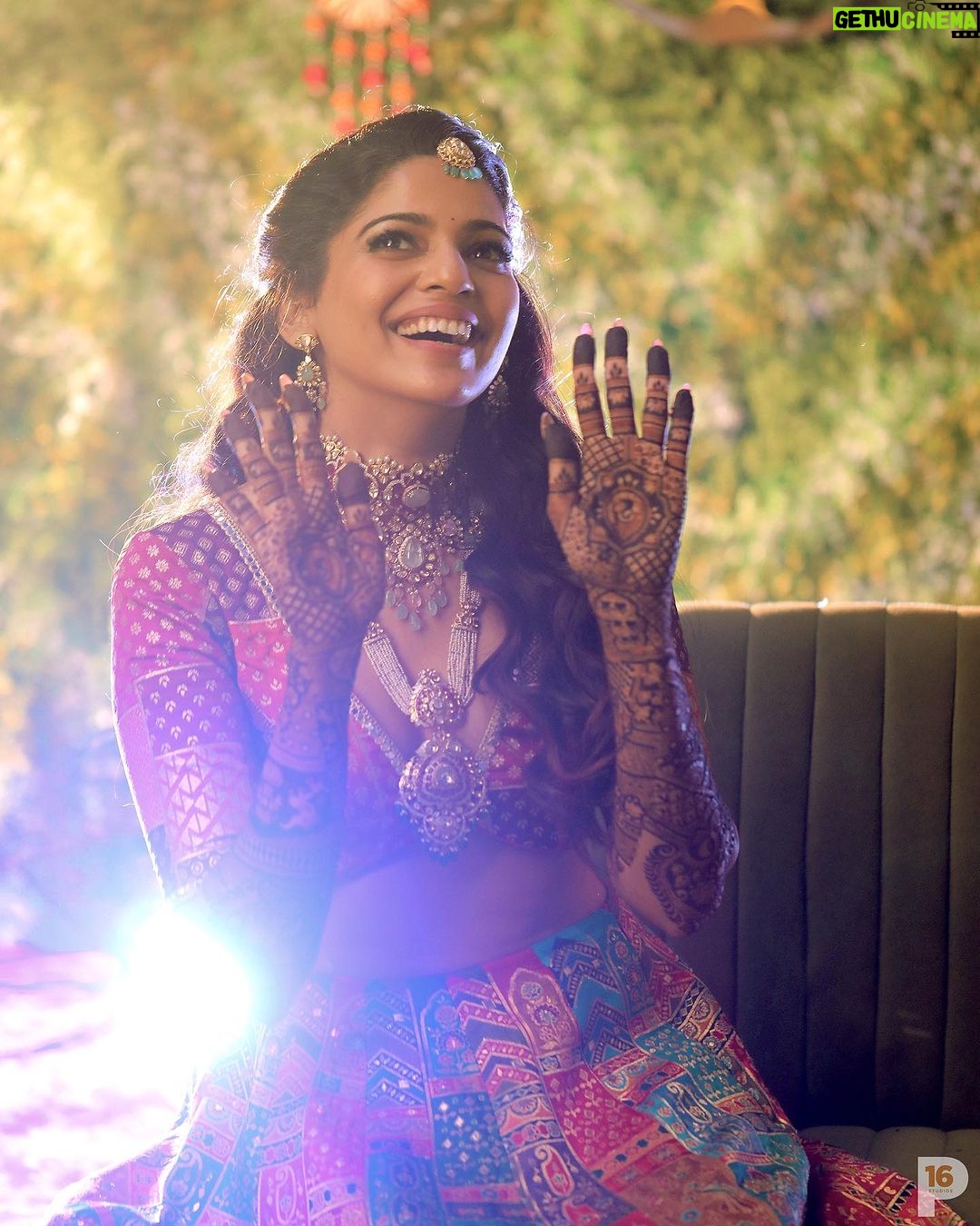Pooja Sawant Instagram - रंग माळीयेला 💫 Mehendi by @tejal_henna_art Styled by- @styledbyshakti Outfit by- @narayaniofficial_ Jewellery by @kalyanjewellers_official Pictures @p16studios @prathmeshrangolephotography Make up @vrushti_harkare Hair @devendra.pushpa Event planner @bhagatamol Decor @vighnaharta_arts_lalbaug Event management @a3eventsandmedia