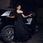 Pooja Sawant Instagram - Twinning and vibing with her 🚙🖤 Make up @vrushti_harkare Hair @makeupandhairbypetsi 📸 @shrutisbagwe