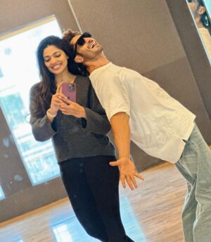 Pooja Sawant Instagram - Have you watched the reunion of this duo ? ♥️🌸
Watch our song Rom Rom - from the movie ‘ Crackk’
Releasing on 23rd Feb 
All the best Jamwaal 💜💜💜 🙌🏻