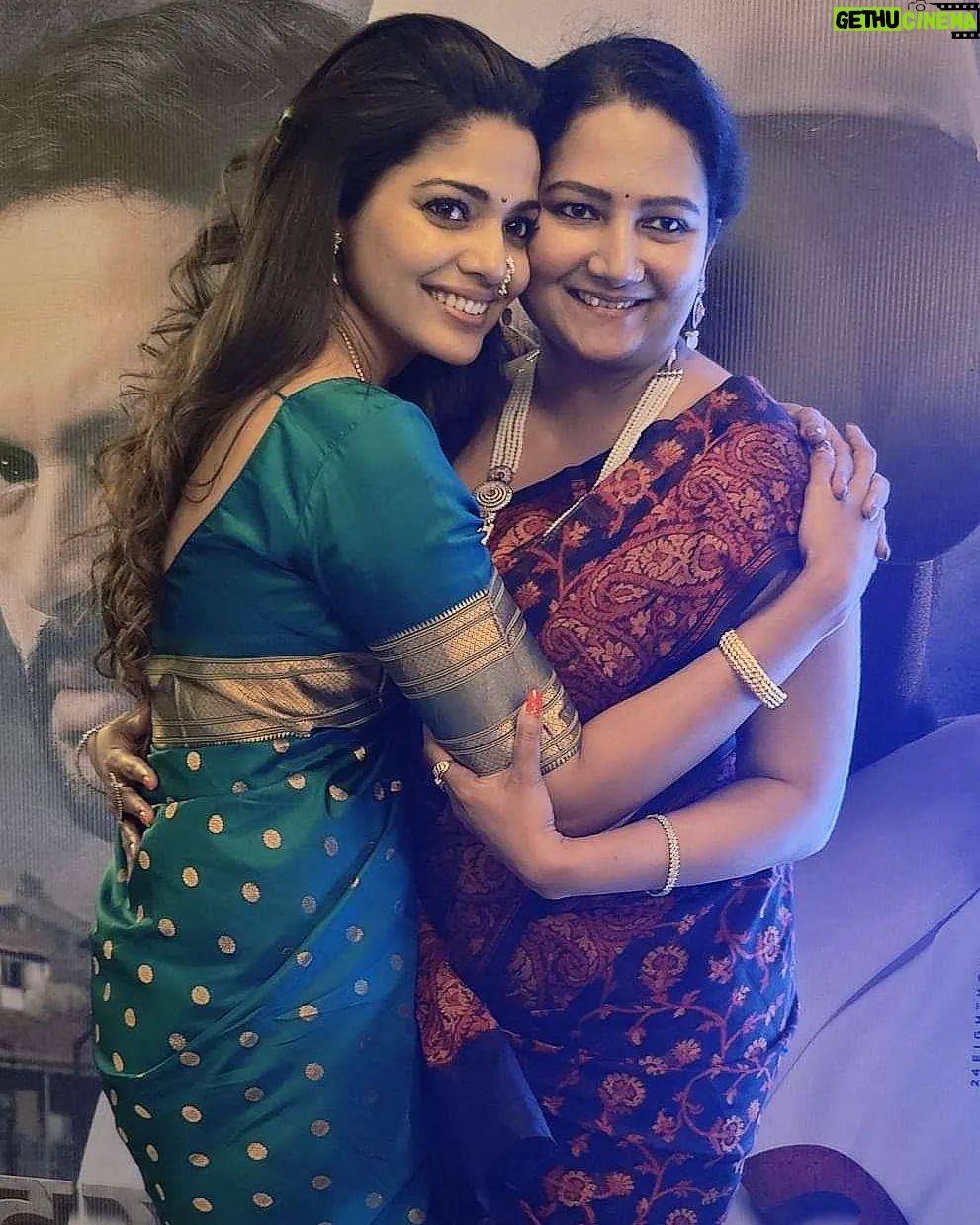 Pooja Sawant Instagram - वरील फोटोमध्ये दिसणाऱ्या दोन बायका, माफ करा एक बाई आणि दुसरी पुढच्या महिन्यात होऊ घातलेली बाई... बाईचं नाव रेणुका आणि होऊ घातलेलीच नाव पूजा... नीट बघाल तर दोन्ही नावं देविंशी संबंधित, देवीच म्हणाना... तर, या दोन देव्या माझ्या आयुष्यात आल्या, एक जिवाभावाची प्राणप्रिय बायको म्हणून तर दुसरी जिवाभावाची प्राणप्रिय मैत्रीण म्हणून... एवढं सगळं लिहिण्याच कारण आज माझ्या जिवाभावाच्या प्राणप्रिय मैत्रिणीचा शेवटचा वाढदिवस, माफ करा माफ करा, स्वातंत्र्यातला शेवटचा वाढदिवस... पुढच्या महिन्यात तीच लग्न आहे म्हणून स्वातंत्र्यातला शेवटचा वाढदिवस असं म्हणालो... तर तिला या स्वतंत्र वाढदिवसाच्या मनापासून शुभेच्छा... पुढच्या वर्षीपासून बंधनातल्या शुभेच्छा देईन... कारण पुढच्या वर्षीपासून नवरा नावाचं बंधन गळ्यात असेल तुझ्या म्हणून आज स्वातंत्र्यातला शेवटचा वाढदिवस मनाप्रमाणे जगून घे, खूप मज्जा कर, धुडगूस घाल... तशी तू बंधन मानणारी आणि कोणाला घाबरणारी ( मलासोडून) मुलगी नाहीस तरीही नवरा नामक धाक हा थोडासा का असेना असतोच... आता म्हणाल लिहायचं तर मैत्रिणीबद्दल होतं तर बायकोचा दिखावा कशाला तर आपल्या पेक्षा अवाजवी महत्त्व दुसऱ्या मुलीला दिले तर बायको नामक प्राणी कुठल्याही थराला जाऊ शकतो.. (माझी बायको तशी नाही ती माझ्या धाकात आहे असे फक्तं आणि फक्तं मीच मानतो) Many Many Happy Returns Of The Day dear Pooja @iampoojasawant 🎂🎉🎉⭐🌟♥️♥️