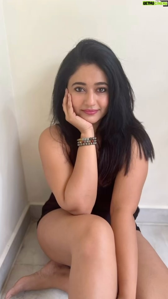 Poonam Bajwa Instagram - 🖤🖤🖤 @curls_and_curves555