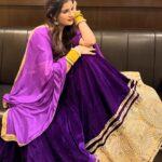Poonam Dubey Instagram - मुझे समझ नहीं आ रहा था कौन सी तस्वीर सब से अच्छी है इसलिए सब post कर रही हूँ। आप लोग बताओ? 😍😍😍😍😍😍 . . . . . #ootd #purple💜 #love #lookoftheday #indianattire #poonamdubey India