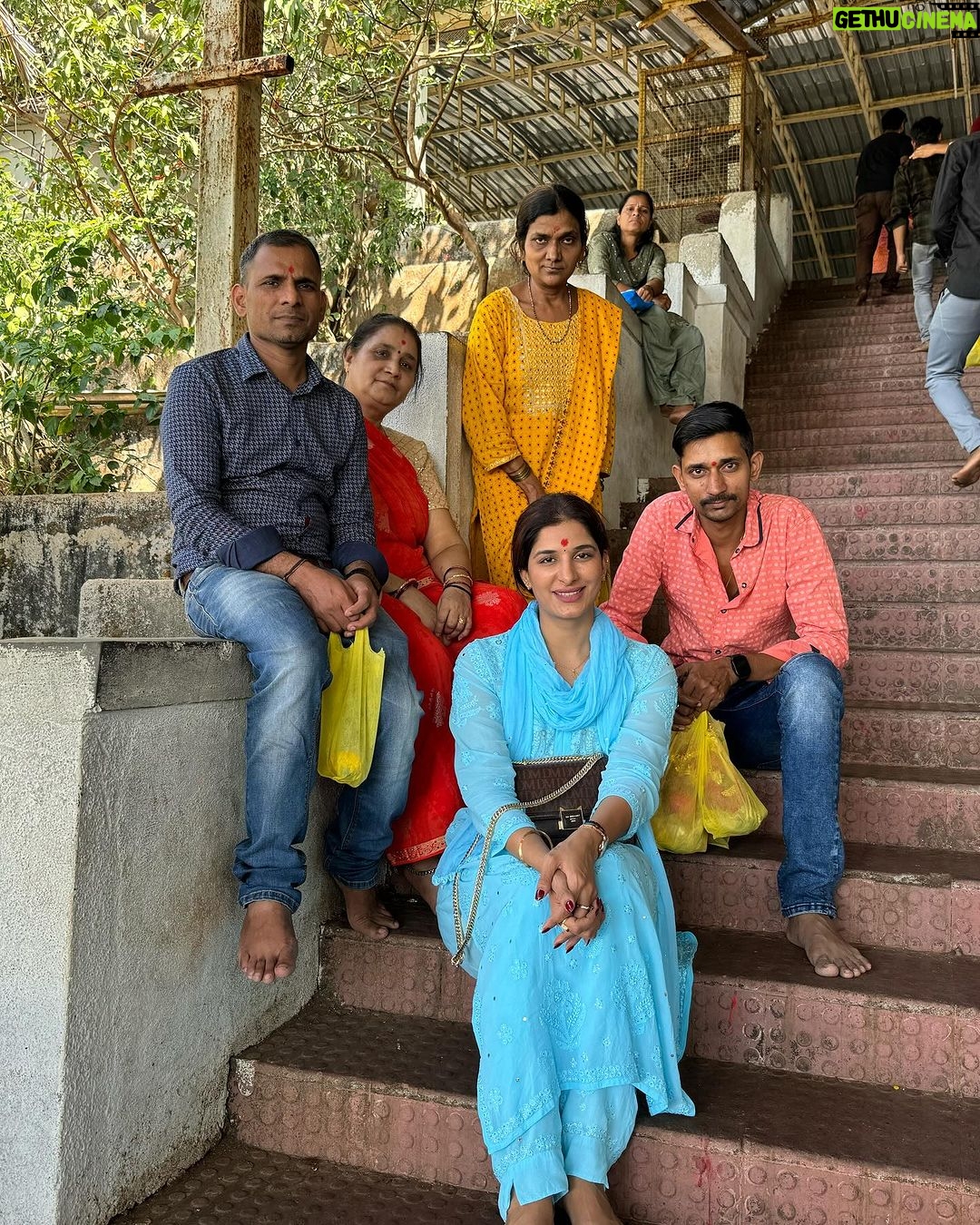 Poonam Dubey Instagram - Thank you so much each and every one for wishing me on my birthday and making it more special……. अपने जन्मदिन के दिन जीवदानी माता के दर्शन करने का सौभाग्य मिला । माता की कृपा अपने बच्चों पर हमेशा रहे 🙏 जय मैया की हर हर महादेव 🙏🙏🙏🙏🙏🙏 Jivdani Temple, Virar