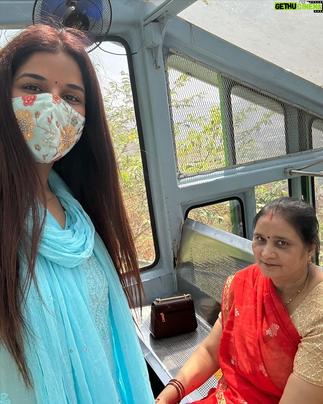Poonam Dubey Instagram - Thank you so much each and every one for wishing me on my birthday and making it more special……. अपने जन्मदिन के दिन जीवदानी माता के दर्शन करने का सौभाग्य मिला । माता की कृपा अपने बच्चों पर हमेशा रहे 🙏 जय मैया की हर हर महादेव 🙏🙏🙏🙏🙏🙏 Jivdani Temple, Virar
