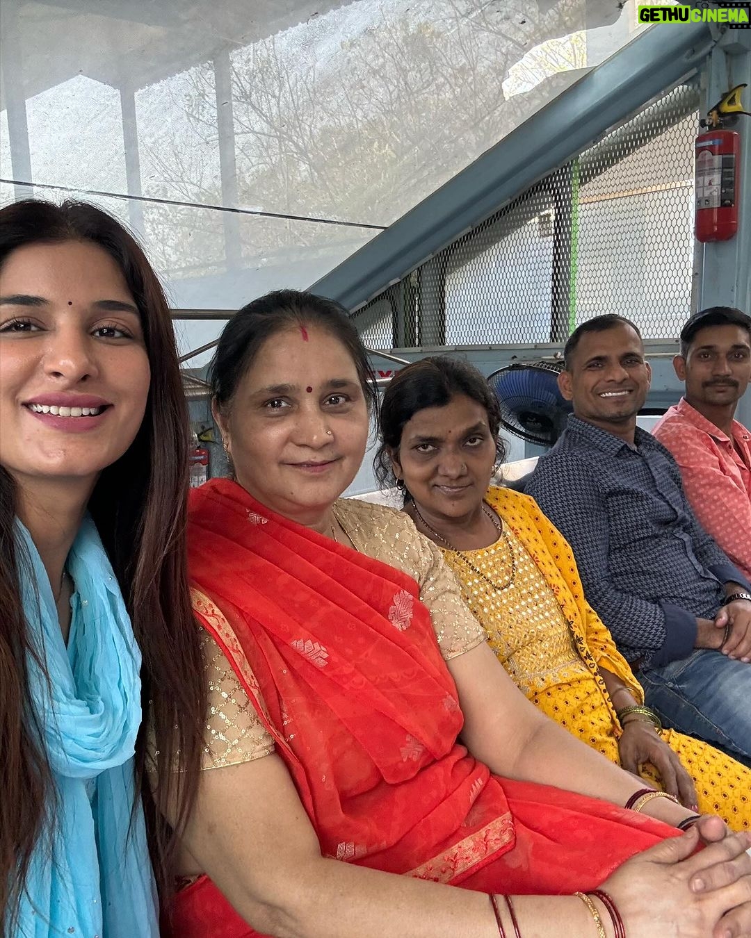 Poonam Dubey Instagram - Thank you so much each and every one for wishing me on my birthday and making it more special……. अपने जन्मदिन के दिन जीवदानी माता के दर्शन करने का सौभाग्य मिला । माता की कृपा अपने बच्चों पर हमेशा रहे 🙏 जय मैया की हर हर महादेव 🙏🙏🙏🙏🙏🙏 Jivdani Temple, Virar