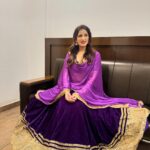 Poonam Dubey Instagram - मुझे समझ नहीं आ रहा था कौन सी तस्वीर सब से अच्छी है इसलिए सब post कर रही हूँ। आप लोग बताओ? 😍😍😍😍😍😍 . . . . . #ootd #purple💜 #love #lookoftheday #indianattire #poonamdubey India