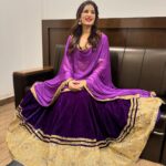 Poonam Dubey Instagram - मुझे समझ नहीं आ रहा था कौन सी तस्वीर सब से अच्छी है इसलिए सब post कर रही हूँ। आप लोग बताओ? 😍😍😍😍😍😍 . . . . . #ootd #purple💜 #love #lookoftheday #indianattire #poonamdubey India