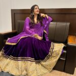Poonam Dubey Instagram - मुझे समझ नहीं आ रहा था कौन सी तस्वीर सब से अच्छी है इसलिए सब post कर रही हूँ। आप लोग बताओ? 😍😍😍😍😍😍 . . . . . #ootd #purple💜 #love #lookoftheday #indianattire #poonamdubey India