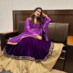 Poonam Dubey Instagram - मुझे समझ नहीं आ रहा था कौन सी तस्वीर सब से अच्छी है इसलिए सब post कर रही हूँ। आप लोग बताओ? 😍😍😍😍😍😍 . . . . . #ootd #purple💜 #love #lookoftheday #indianattire #poonamdubey India