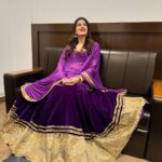 Poonam Dubey Instagram - मुझे समझ नहीं आ रहा था कौन सी तस्वीर सब से अच्छी है इसलिए सब post कर रही हूँ। आप लोग बताओ? 😍😍😍😍😍😍 . . . . . #ootd #purple💜 #love #lookoftheday #indianattire #poonamdubey India