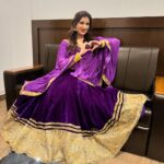 Poonam Dubey Instagram - मुझे समझ नहीं आ रहा था कौन सी तस्वीर सब से अच्छी है इसलिए सब post कर रही हूँ। आप लोग बताओ? 😍😍😍😍😍😍 . . . . . #ootd #purple💜 #love #lookoftheday #indianattire #poonamdubey India