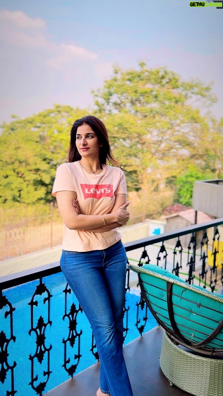 Poonam Dubey Instagram - 🥰🥰🥰🥰🥰🥰 What a beautiful song @vishalmishraofficial ❤️ . . . . #trendingsong #beautifulsong #reels #poonamdubey