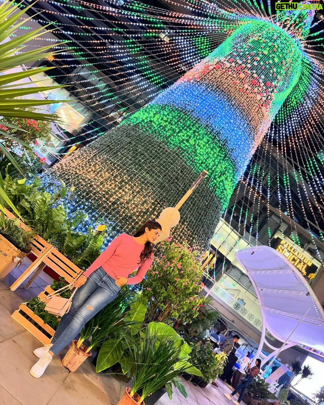 Poonam Dubey Instagram - Khud ko bhi bhul gaya hai jab se ye dil tera hua hai…. ❤️🧿 Phoenix Palladium