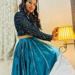 Poonam Dubey Instagram – ढूँढो ख़ुशी पहले ख़ुद के अंदर , दुनिया में ग़म तो तमाम मिलेंगे। 
दर्द में जो शामिल हो वही सच्चा यार, महफ़िल में तो दोस्त हज़ार मिलेंगे॥ ….. #poonamdubey #thoughtoftheday #stayblessed #staypositive 🫶😘🤗❤️🧿 Mumbai, Maharashtra