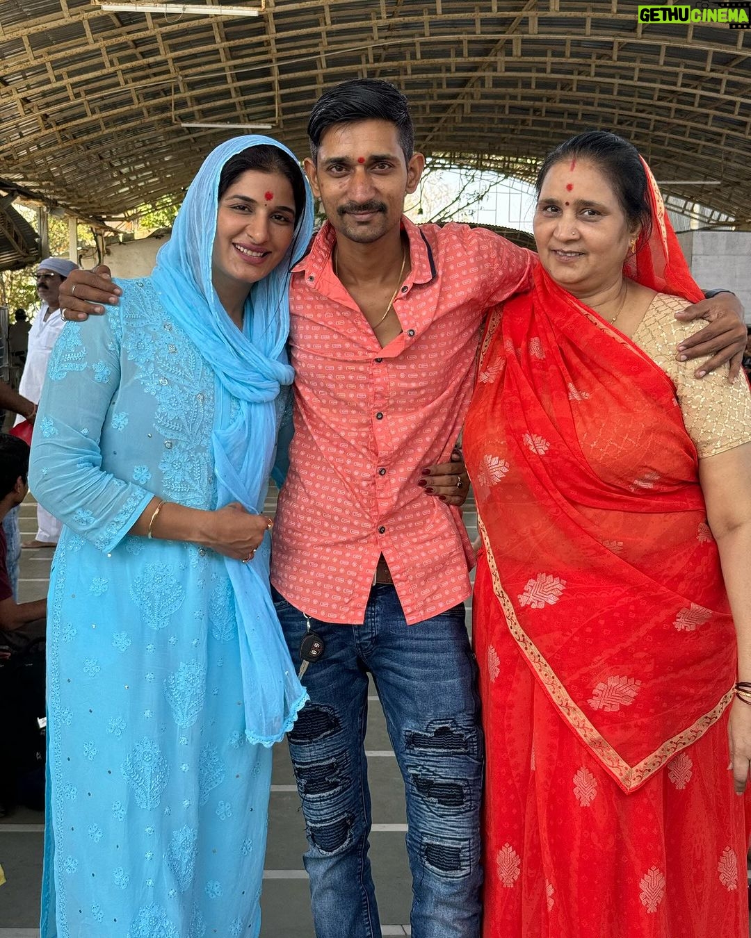 Poonam Dubey Instagram - Thank you so much each and every one for wishing me on my birthday and making it more special……. अपने जन्मदिन के दिन जीवदानी माता के दर्शन करने का सौभाग्य मिला । माता की कृपा अपने बच्चों पर हमेशा रहे 🙏 जय मैया की हर हर महादेव 🙏🙏🙏🙏🙏🙏 Jivdani Temple, Virar