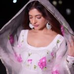 Poonam Rajput Instagram - “Na likhna kabhi tum mere rang roop chaal k baare mein, Tum likhna, toh likhne mere khwaab, meri udaan k baare mein.”☺️