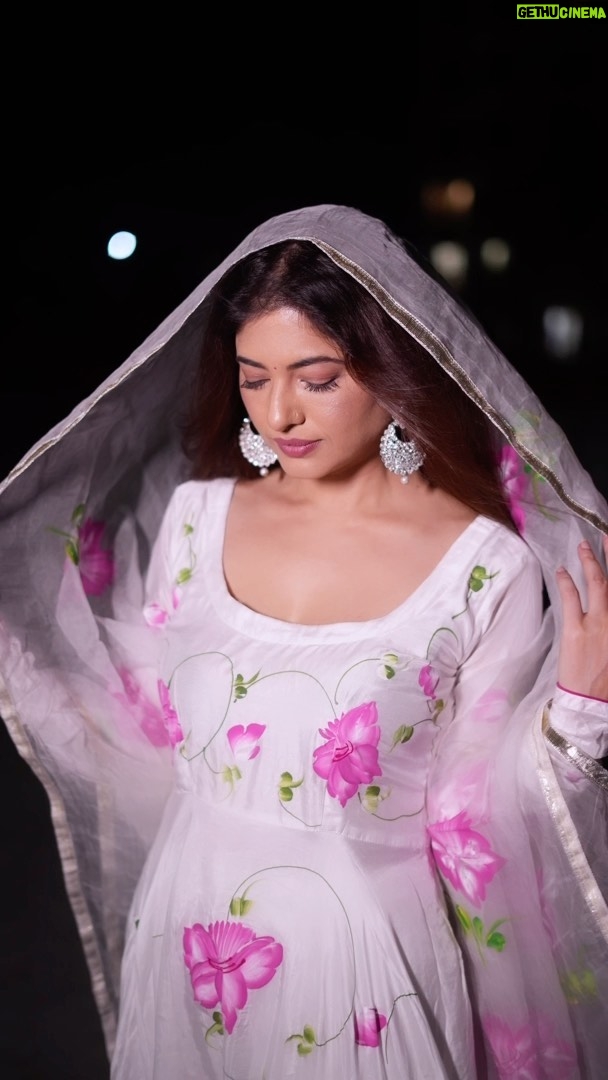 Poonam Rajput Instagram - “Na likhna kabhi tum mere rang roop chaal k baare mein, Tum likhna, toh likhne mere khwaab, meri udaan k baare mein.”☺️