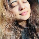Poonam Rajput Instagram - Golden hours hits you differently! 🫶🌞 #sunset #happyvibes #mood #shine #goldenhourlover #glow #glowingskin #instaphoto #natural #nomakeupon #clearskin #poonamrajput #poonamrajputofficial