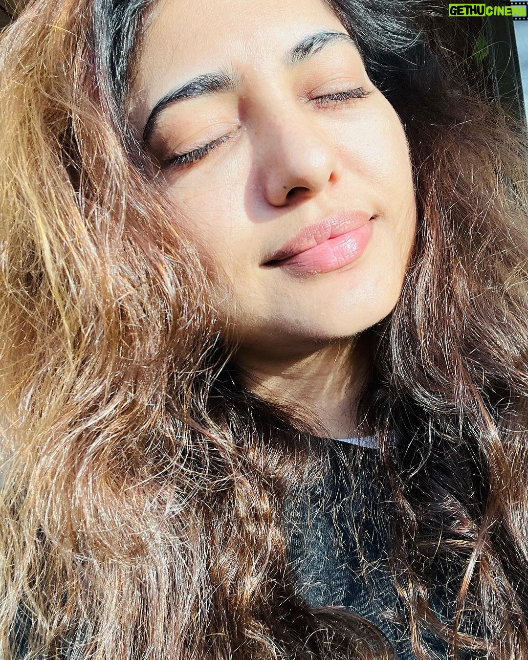 Poonam Rajput Instagram - Golden hours hits you differently! π«Άπ #sunset #happyvibes #mood #shine #goldenhourlover #glow #glowingskin #instaphoto #natural #nomakeupon #clearskin #poonamrajput #poonamrajputofficial