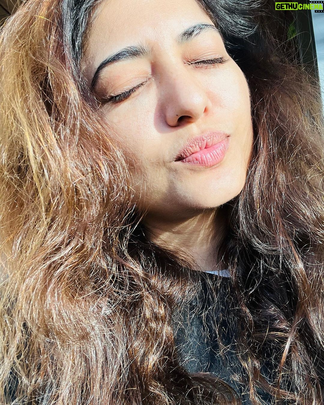 Poonam Rajput Instagram - Golden hours hits you differently! π«Άπ #sunset #happyvibes #mood #shine #goldenhourlover #glow #glowingskin #instaphoto #natural #nomakeupon #clearskin #poonamrajput #poonamrajputofficial