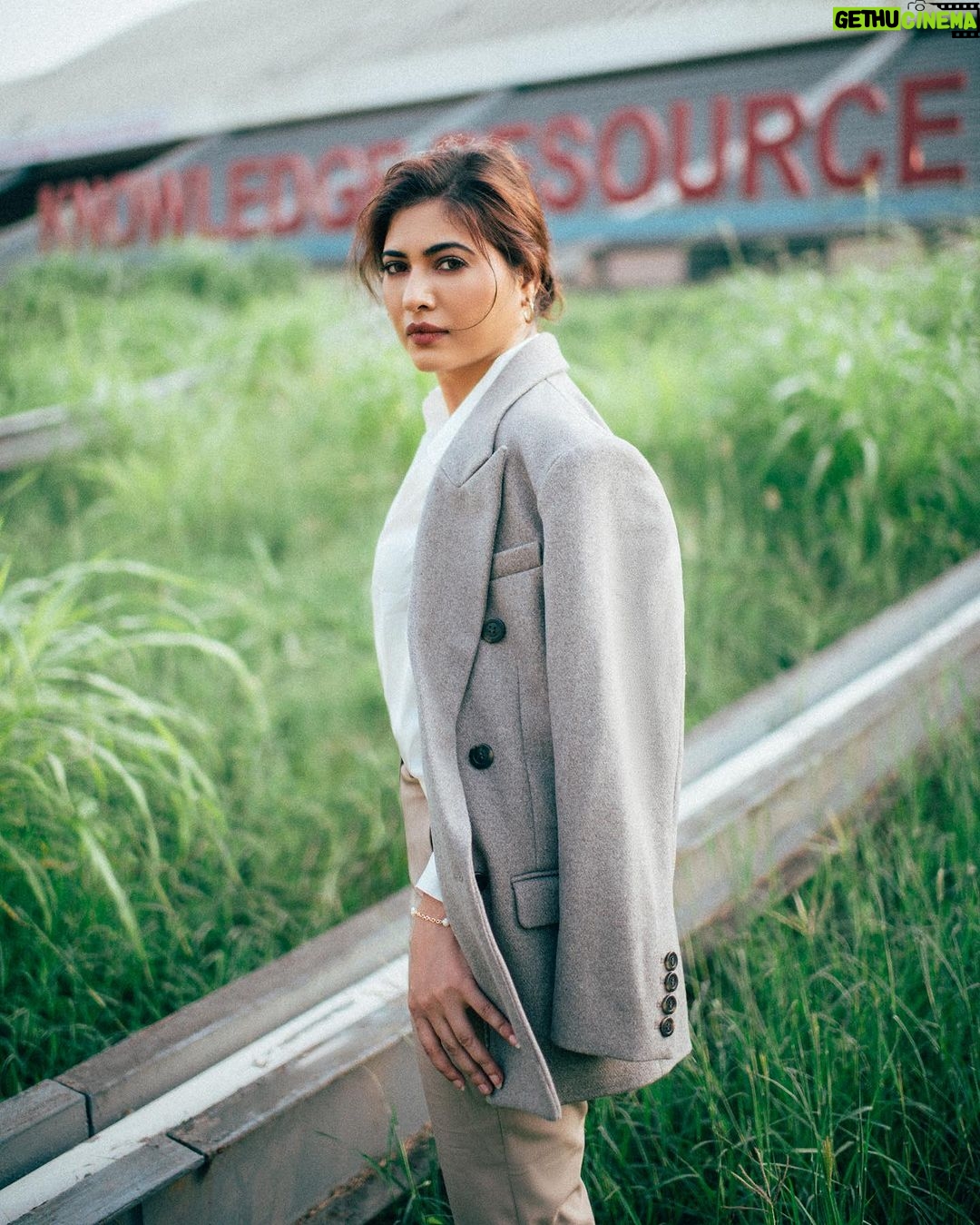 Poonam Rajput Instagram - “Strong women don’t play the victim. Don’t make themselves look pitiful and don’t point fingers. They stand and they deal.” Shot by @bharat_rawail Styled by @stylistshikhar Make up @sahil_anand_arora Hair by @nargis9052 #photoshoot #outdoors #formallook #actorslife #actorsstyle #grey #whiteshirt #photography #poonamrajput