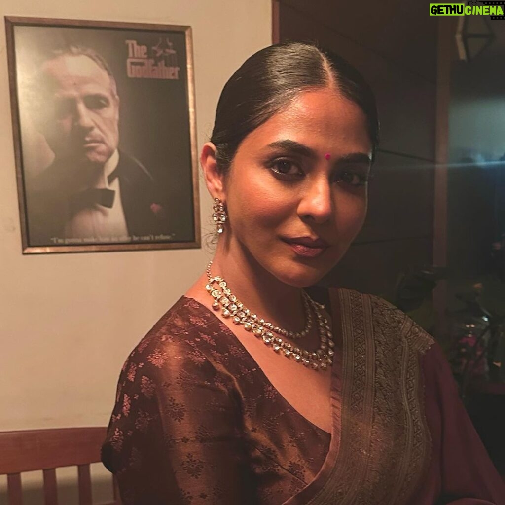 Poornima Indrajith Instagram - And the winner is BROWN 🤎✨ In the yummiest benaresi saree from the up cycled collections @pranaahbypoornimaindrajith Jewellery by @lohamcochin HMU : @prabin_makeupartist