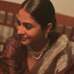 Poornima Indrajith Instagram - And the winner is BROWN 🤎✨ In the yummiest benaresi saree from the up cycled collections @pranaahbypoornimaindrajith Jewellery by @lohamcochin HMU : @prabin_makeupartist