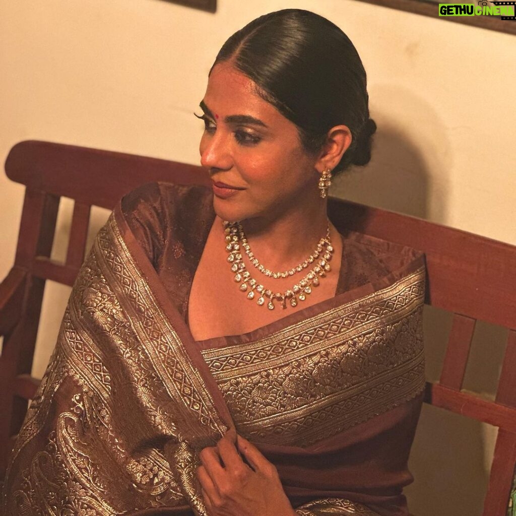 Poornima Indrajith Instagram - And the winner is BROWN 🤎✨ In the yummiest benaresi saree from the up cycled collections @pranaahbypoornimaindrajith Jewellery by @lohamcochin HMU : @prabin_makeupartist