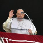 Pope Francis Instagram - EN: The Lord’s gaze upon us is not a blinding beacon that dazzles us and puts us in difficulty, but rather the gentle glimmer of a friendly lamp, that helps us to see the good in ourselves and to be aware of the evil, so that we may be converted and healed with the support of His grace. #Angelus PT: O olhar do Senhor sobre nós não é um farol ofuscante que nos ofusca e nos coloca em dificuldade, mas o brilho suave de uma lâmpada amiga, que nos ajuda a ver o bem em nós e a perceber o mal, para que possamos nos converter e ser curados com o apoio de sua graça. #Angelus ES: La mirada del Señor sobre nosotros no es un faro cegador que deslumbra y pone en dificultad, sino el suave resplandor de una lámpara amiga, que nos ayuda a ver en nosotros el bien y a darnos cuenta del mal, para convertirnos y sanarnos con el sostén de su gracia. #Angelus IT: Lo sguardo del Signore su di noi non è un faro accecante che abbaglia e mette in difficoltà, ma il chiarore gentile di una lampada amica, che ci aiuta a vedere in noi il bene e a renderci conto del male, per convertirci e guarire con il sostegno della sua grazia. #Angelus FR: Le regard du Seigneur sur nous n’est pas un phare aveuglant qui nous éblouit et nous met en difficulté, mais la douce lueur d’une lampe amicale, qui nous aide à discerner le bien et le mal en nous afin que nous puissions nous convertir et guérir, soutenus par sa grâce. #Angelus DE: Der Blick des Herrn ist kein blendender Leuchtturm, der uns in Bedrängnis bringt, sondern der sanfte Schein einer freundlichen Lampe, die uns hilft, in uns das Gute zu sehen und das Böse zu erkennen, um uns zu bekehren und zu heilen mit der Unterstützung seiner Gnade. #Angelus